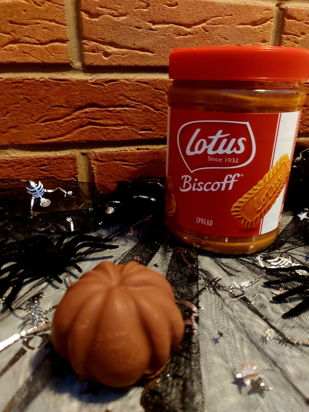 Halloween - Milk chocolate pumpkin filled with Lotus biscoff